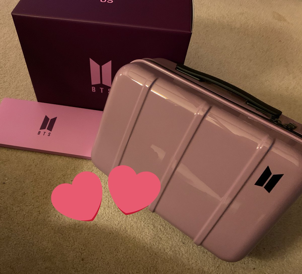 smussle's tweet photo. Well this certainly lifts my blue spirits. 🥰💜 #merchbox5 @BTS_twt #BTS https://t.co/k6KSNkGbYC