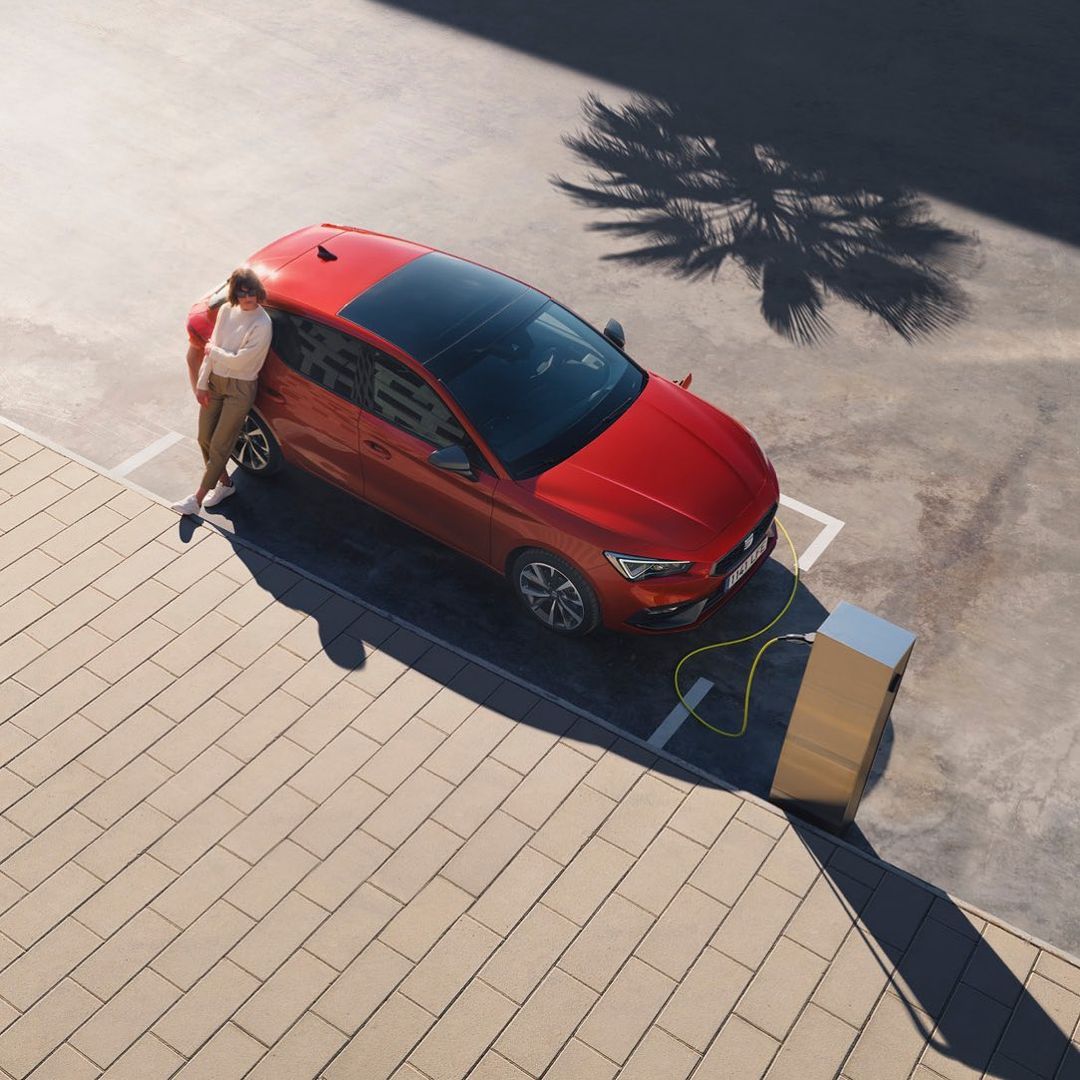 DyeMotor's tweet photo. ¿Mayor autonomía que un híbrido convencional o un eléctrico? Sí,  se trata del #SEATleón e-Hybrid, la cuarta generación del icónico modelo ha dado el paso a la movilidad del futuro https://t.co/f6ai73y7sy 

#MotorDYE🥇 #SEAT #Fuenlabrada https://t.co/UAjvnNQr4L