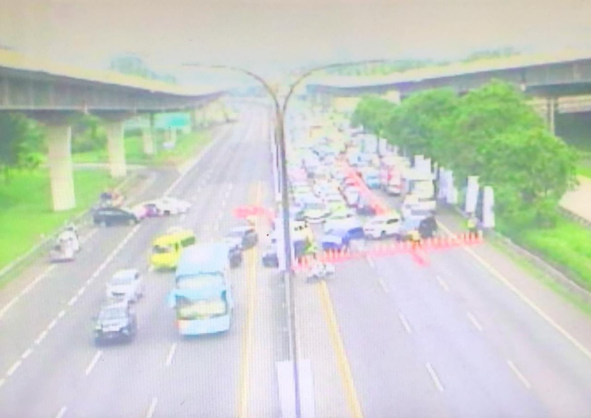 holopiscom's tweet photo. 08.19 Pemberlakuan Sistem One way di ruas Tol Jakarta-Cikampek mulai KM 47, diimbau agar pengendara selalu waspada dan berhati-hati. Dan ikuti petunjuk serta arahan petugas di lapangan.
Via: @TMCPoldaMetro
#KM47
#TolCikampek
#JalurMudik
#LaporHolopis
https://t.co/JNQ5ZsonZp