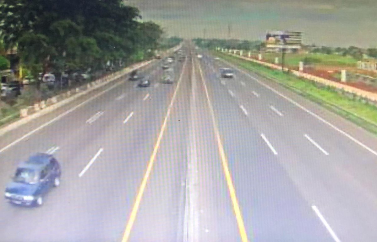 holopiscom's tweet photo. 08.19 Pemberlakuan Sistem One way di ruas Tol Jakarta-Cikampek mulai KM 47, diimbau agar pengendara selalu waspada dan berhati-hati. Dan ikuti petunjuk serta arahan petugas di lapangan.
Via: @TMCPoldaMetro
#KM47
#TolCikampek
#JalurMudik
#LaporHolopis
https://t.co/JNQ5ZsonZp