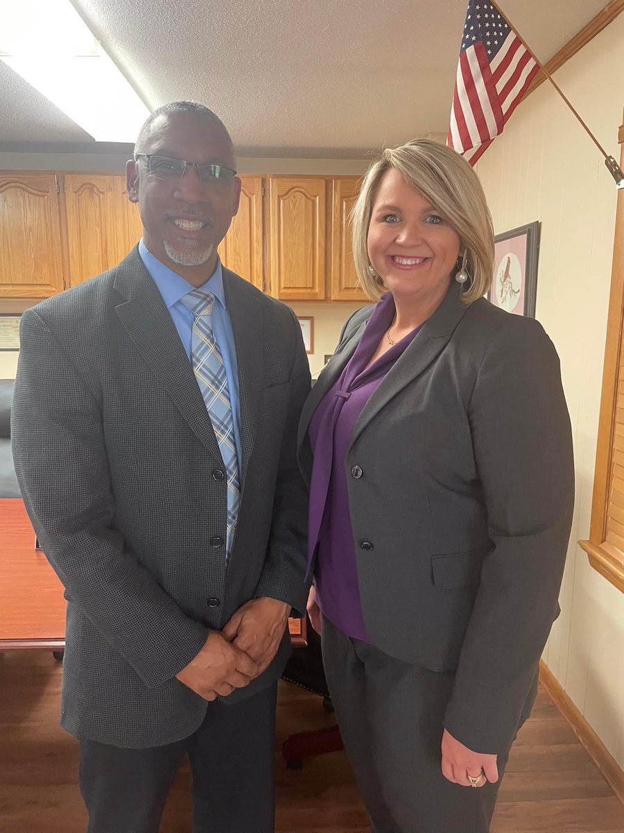 The Caverna Independent Board of Education held a special called board meeting tonight. At the meeting Mrs. Amanda Abell was named the next Superintendent of Caverna Independent Schools beginning July 1, 2022. Congratulations, Mrs. Abell!