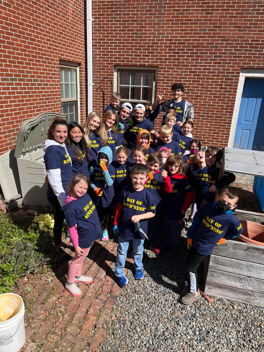 CCRogers5's tweet photo. Day of Kind”ness” at Moreau Hall! So proud of  these little and big kids! Great work for a great day! #moreauhall #oadayofkindness  #MHHawkPride #WeDigEPS 
@SixTenPrincipal @SupEaston
 @AssistSupEaston https://t.co/Pt1j1bZG4x