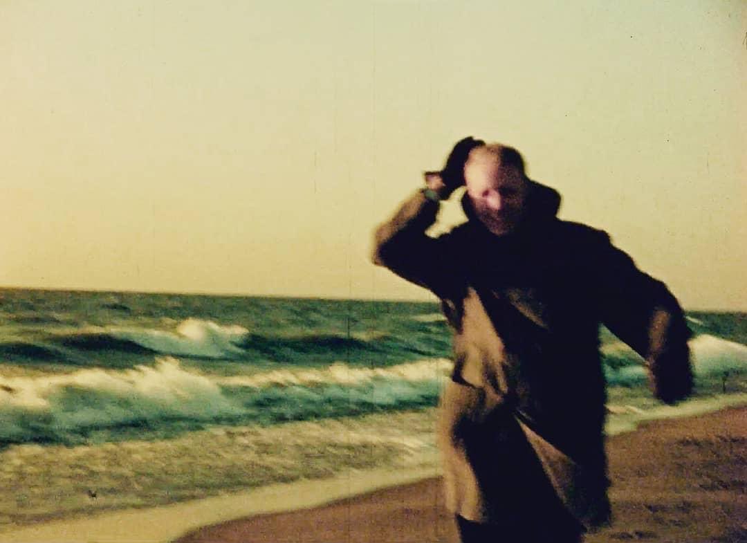 StephenBroomer's tweet photo. The central gesture of the home movie, waving. Waving hello, waving goodbye, waving the camera away from us, waving as an involuntary response to having a camera fixed on you, waving at the future. #homemovies #prelingerarchives #amateurcinema #waving https://t.co/buiq2az6xk