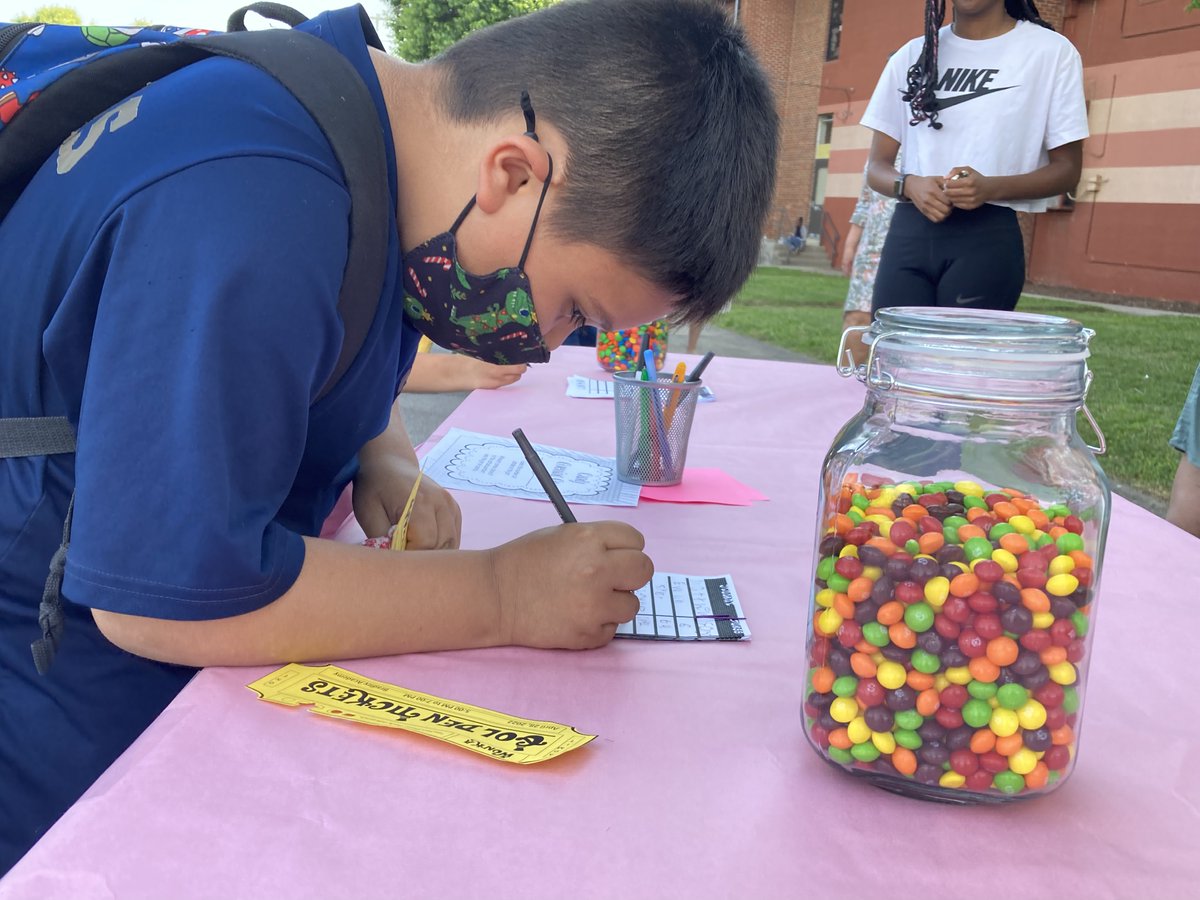BradleyBobcats's tweet photo. Love our Bradley community.  Nearly 400 people came out to support our student's math &amp; literacy. Students performed a glimpse of Willy Wonka, MTSU fraternity stepped, free dinner, free hair cuts, and much more.  Shoutouts to all of the sponsors coming tomorrow. https://t.co/vbVUuamCw6