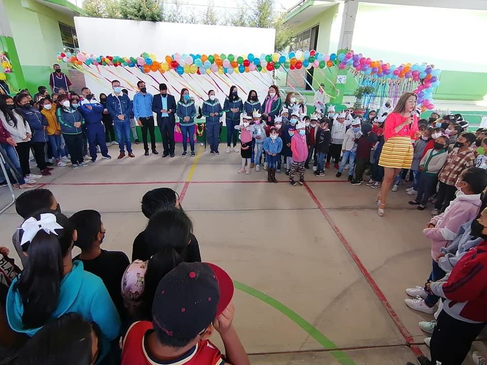 Suseth_DeLaO's tweet photo. ¡Buenas tardes! 😃🎉

¡Hoy me encontré con un maravilloso mundo de los niños... La ESCUELA!😃

#SREBAtlacomulco
#DíaDelNiño
#ZonaP285
#PrimariaDr.GustavoBazPrada
#SanJuanCoajomulco
@geramonro05 @TinocoGRogelio @ArturoH19772369 @ma_pureza https://t.co/JaagQQV6ci