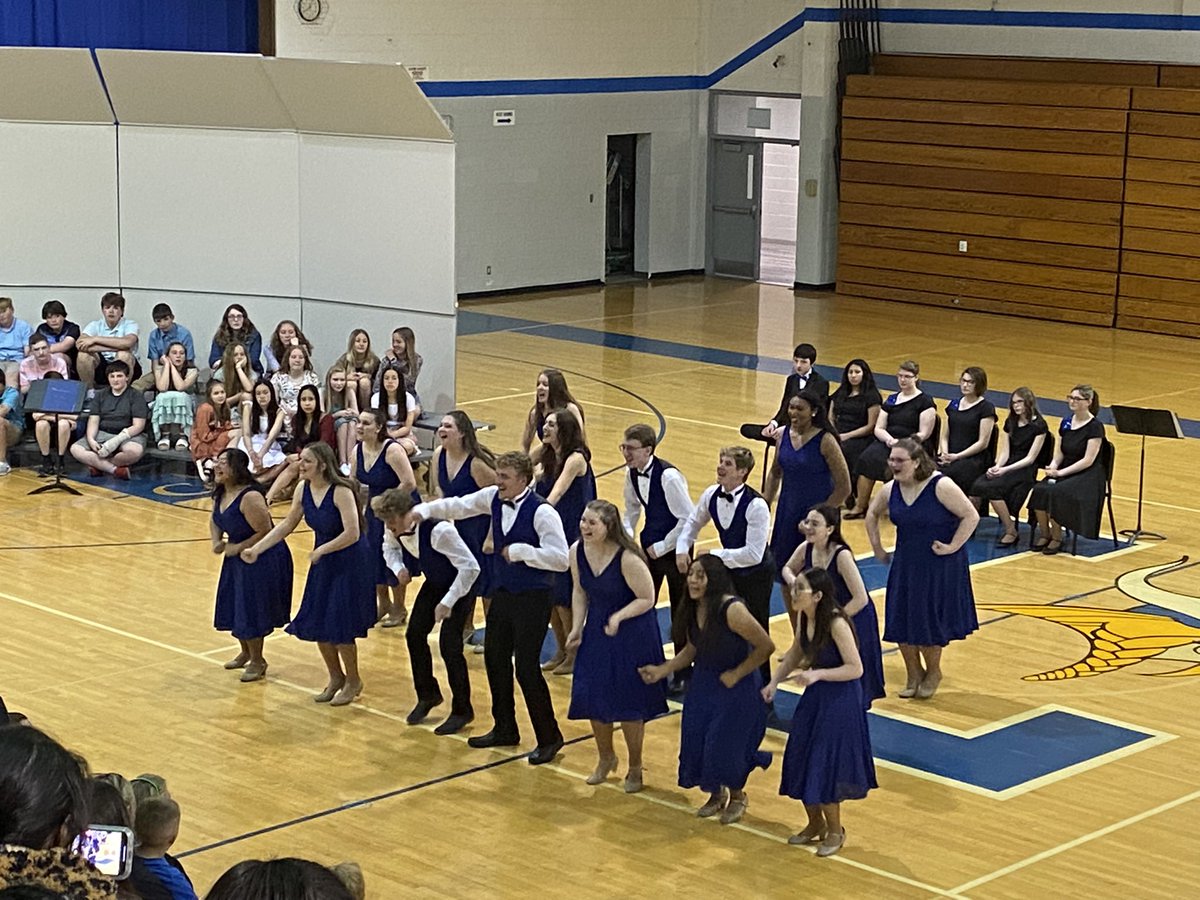 Lakeviewhigh's tweet photo. Mrs. G finishes the season off right with another great vocal music concert! #lakeviewvikes #mrsgoat #dropthemic https://t.co/LYQWkoCD6X