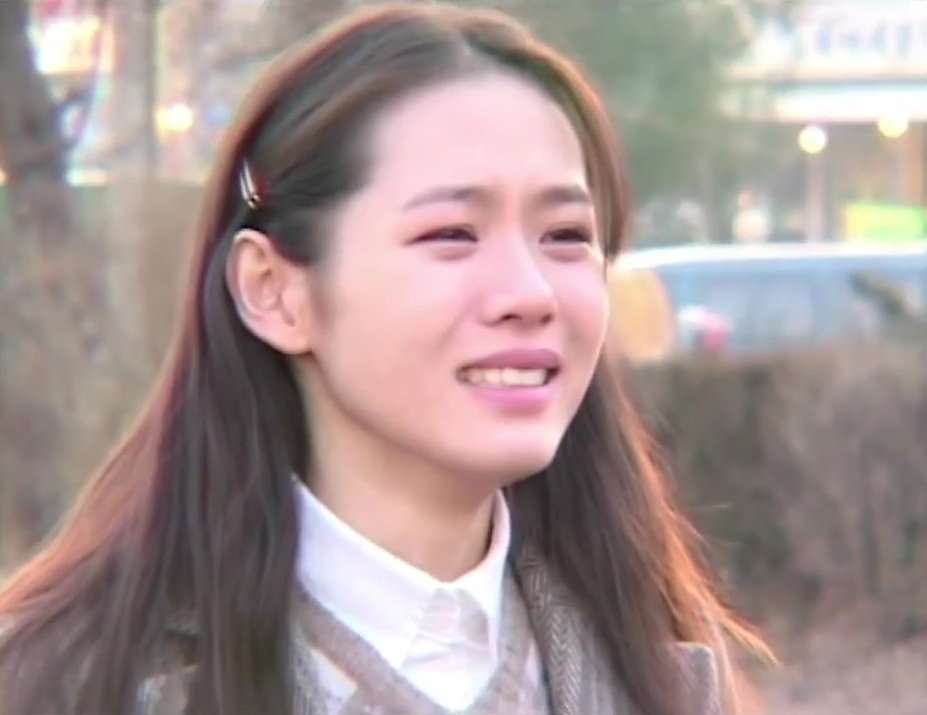 sonyejinpics's tweet photo. behind the scene of 'the classic'
yejin listened to music for her emotional scene https://t.co/ofPXZCd6qN