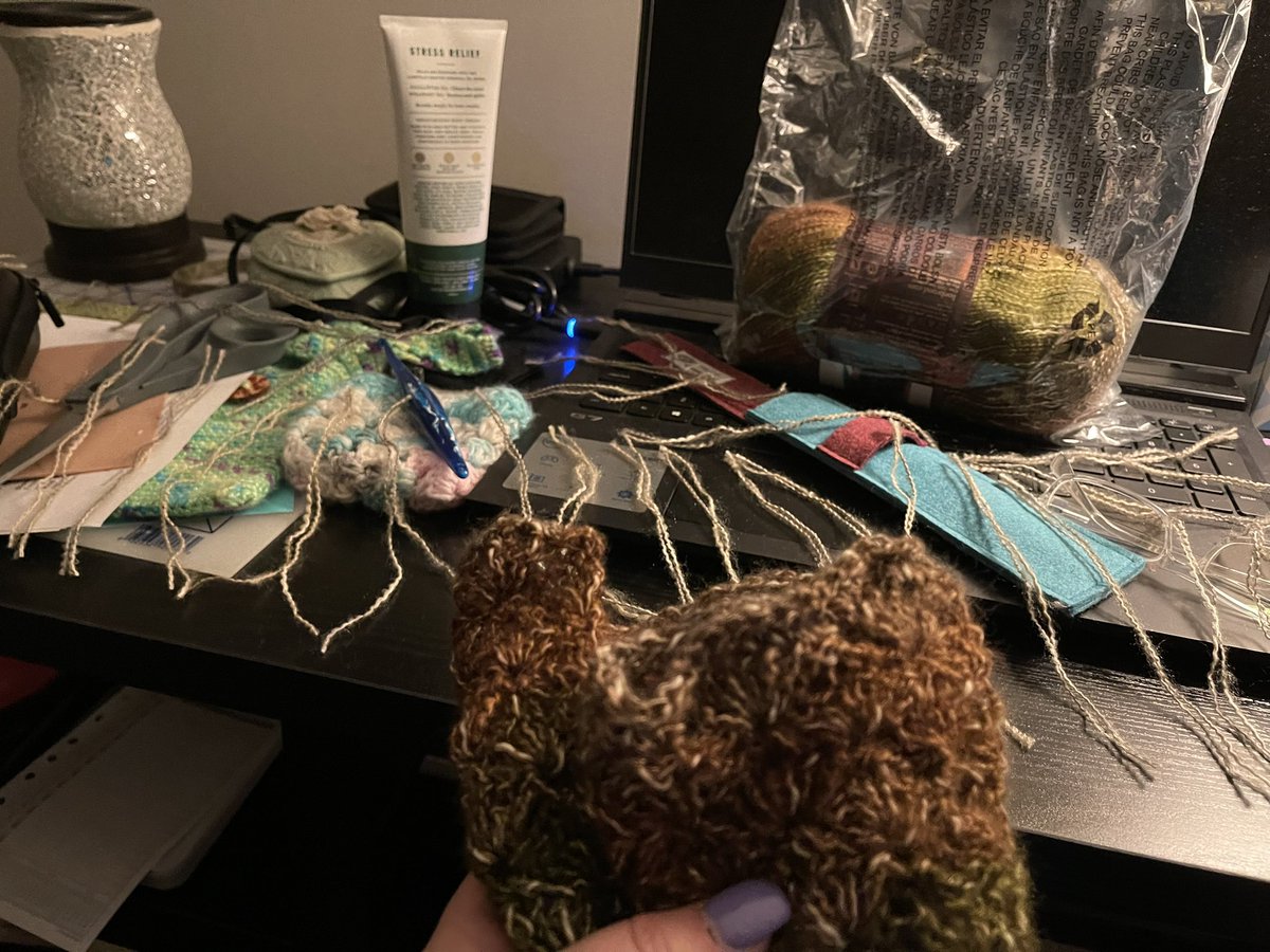 YarnZen411's tweet photo. Scarfing steps ♥️ yarn addict 🍀 https://t.co/EOosvhZcnv