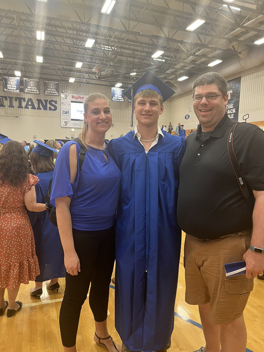 becky_medeck's tweet photo. Tonight was Honors Night and the beginning of Ian’s graduation celebrations.  We’re so incredibly proud of you Ian!  Congrats @IanMedeck! https://t.co/geTNOCJhiL