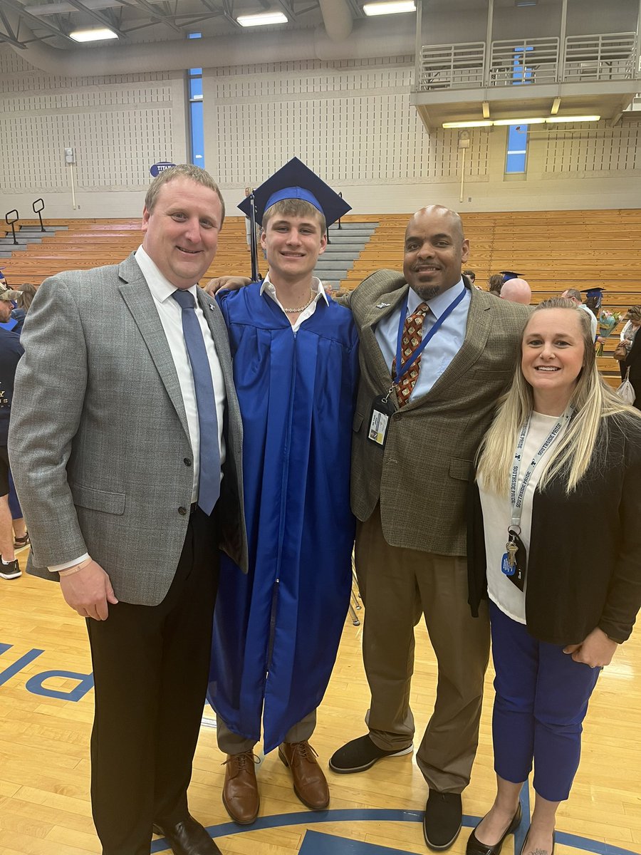 becky_medeck's tweet photo. Tonight was Honors Night and the beginning of Ian’s graduation celebrations.  We’re so incredibly proud of you Ian!  Congrats @IanMedeck! https://t.co/geTNOCJhiL