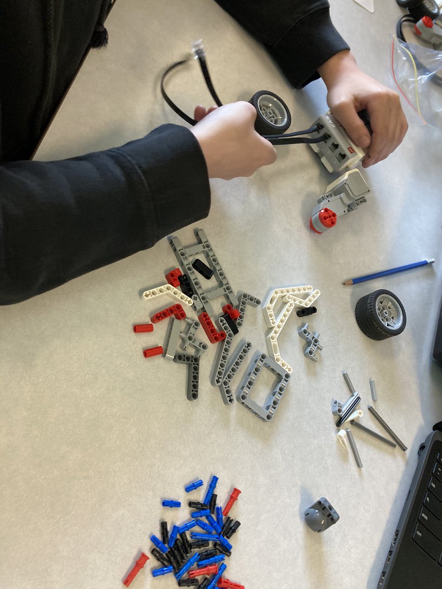 s_bedard's tweet photo. Lots of hands on learning going on in class this week. #LEGORobots #scavengerhunts @CDGMiddle https://t.co/W1hYjemyKO