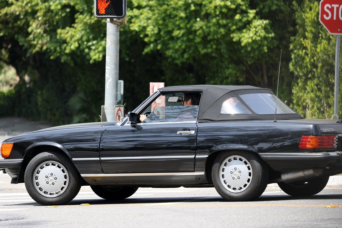 hsdcandids's tweet photo. Harry driving in LA today - April 28 https://t.co/Gpjlk8hLFQ