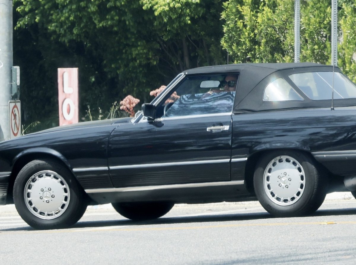 hsdcandids's tweet photo. Harry driving in LA today - April 28 https://t.co/Gpjlk8hLFQ