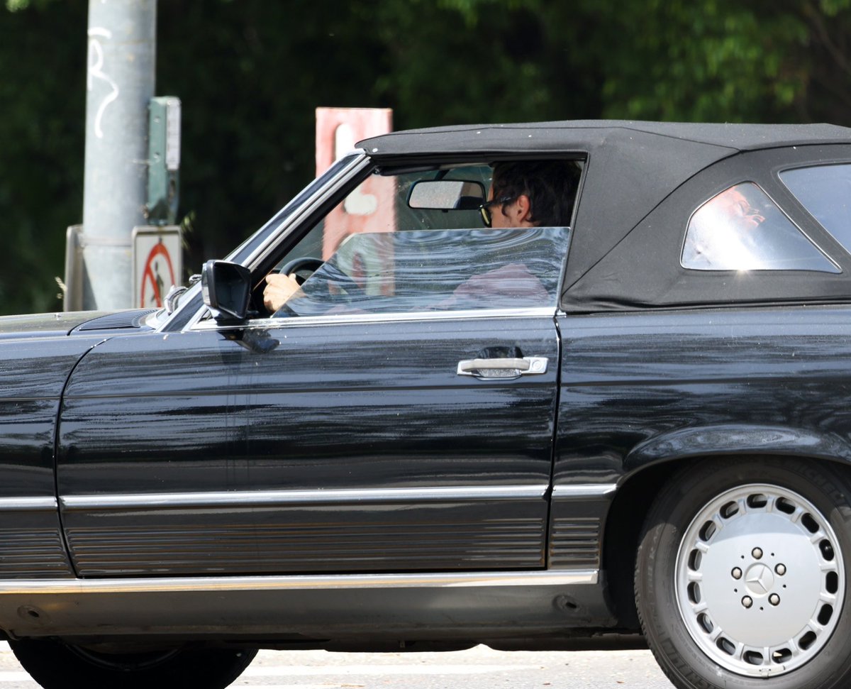 hsdcandids's tweet photo. Harry driving in LA today - April 28 https://t.co/Gpjlk8hLFQ