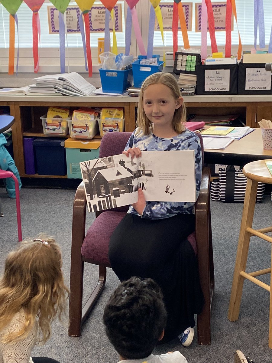 Hopp2nd's tweet photo. The class enjoyed having two special helpers for “Take Your Child to Work Day”! @MOSandshore @Jen1Curry @kristymc24 https://t.co/sbcJZ8ABHb