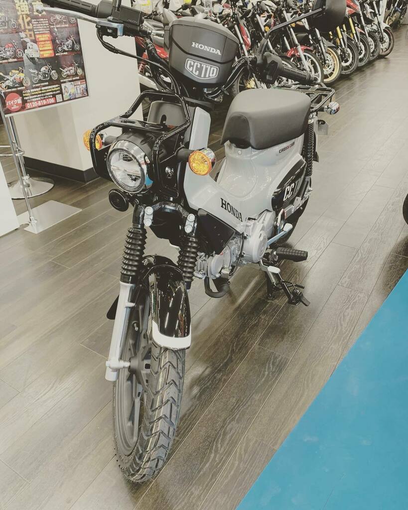 Fumi13201367's tweet photo. クロスカブ110、ついに昨日納車‼️
人生で初めてのバイク🛵
最高の玩具を手に入れてしまった😆これからカスタムしてキャンプ���様にしていこう⚒
#クロスカブ 
#クロスカブ110 
#クロスカブキャンプ 
#クロスカブカスタム 
#初心者ライダー https://t.co/vxhy7BNdAa https://t.co/rJ4QG5LpmK