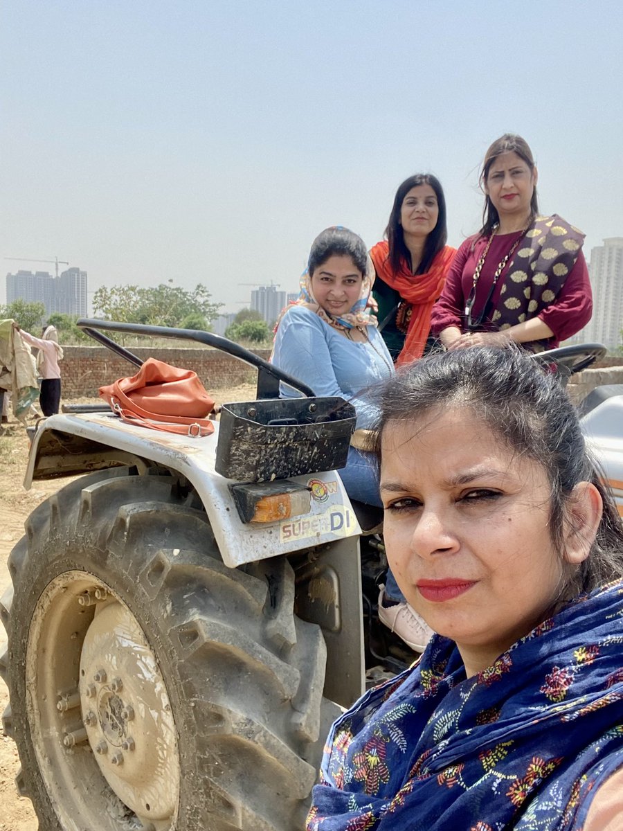rashmip1's tweet photo. @EMCT19 की नारी शक्ति ने गौतम बुध नगर वेस्ट में निर्माणाधीन कृष्णा गौं शाला में पूजा अर्चना कर गौ माता के जल की ��्यवस्था करी। 
जय माँ गंगा जय गौं माता 🙏🏻 @CMOfficeUP @myogiadityanath @PTI_News @dmgbnagar @GrNoidaWest_ @EkNoida @PANKAJPARASHAR_ @Dkumarchandel @vinodsharmanbt https://t.co/r5NBoXxcEc