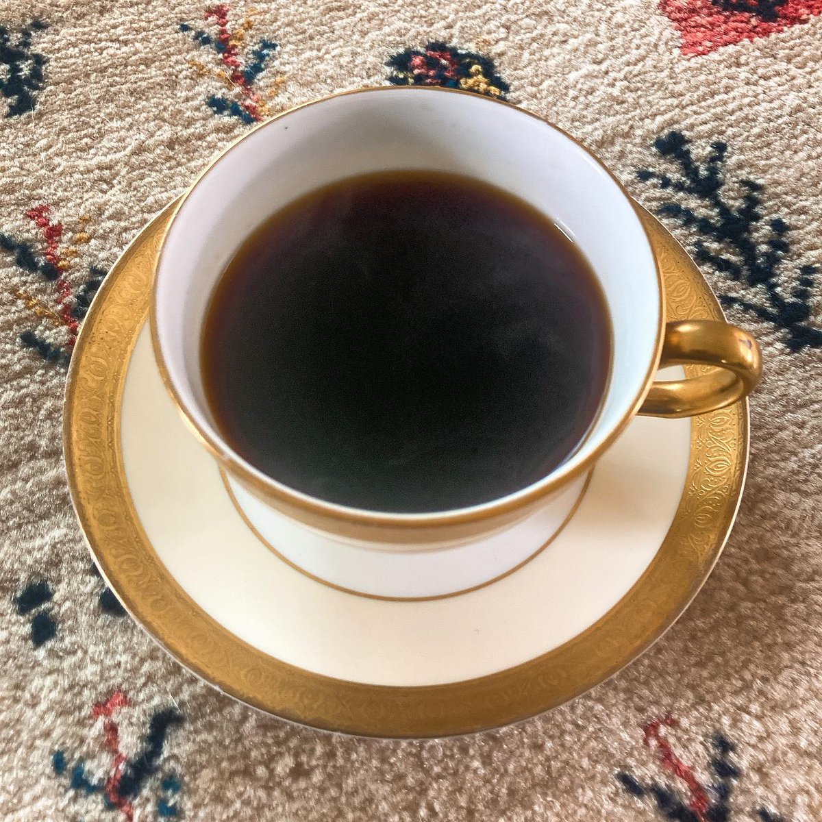 RirikonoCoffee's tweet photo. 食べ過ぎた日の翌朝は、重たい胃と相談してコーヒーだけ。せっかくなので、ミントンのカップを温めてコーヒーを注ぐ。連休初日はいろいろやれてないタスクをこなします。大きな時間ブロックの必要なことはついつい後回しにしがち。
#おうちコーヒー #りりこの珈琲店 #モーニングコーヒー https://t.co/5eguHWr12o