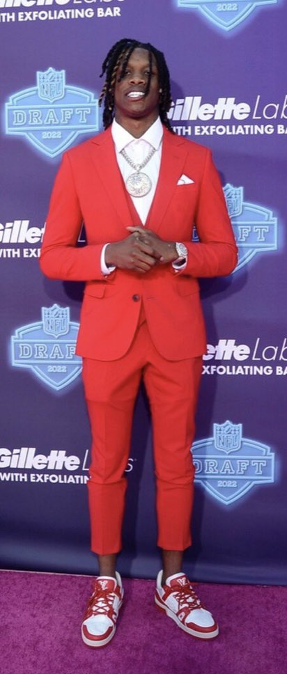 why are the men’s outfits at the nfl draft better than the met gala