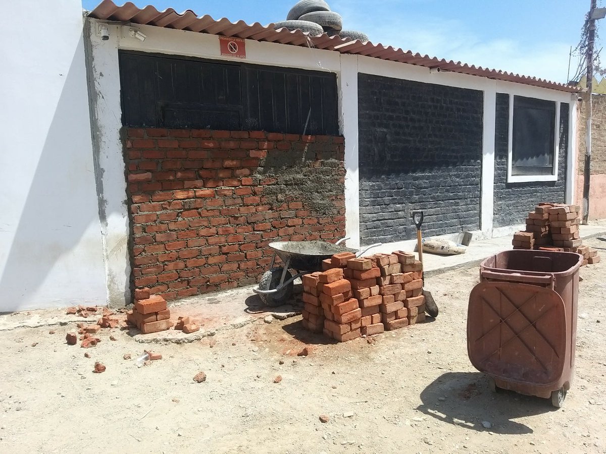 munitalara_pe's tweet photo. #MPTInforma | La MPT cumplió con ejecutar hoy la resolución coactiva 03-04-2022 EC-MPT-CNT, que dispuso el retapiado de un inmueble ubicado en la parte posterior del estadio Campeonísimo donde funcionaba un bar informal que se hacía llamar "El refugio". https://t.co/LJ9S4jInBy