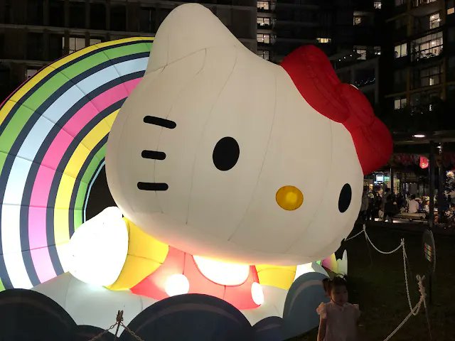 LydiaCLee's tweet photo. Ends tonight - last chance for #HelloKitty town in #DarlingSquare https://t.co/P4bi9JKTZP https://t.co/qViZHRoyRu