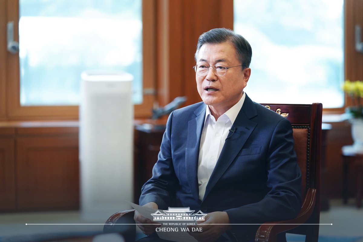 문 대통령은 "국민들의 적극적 참여와 공감은 우리가 미처 돌아보지 못했던 문제들을 발견하는 계기가 되었고, 우리 사회를 바꾸는 힘이 되었다"며 "아동보호에 대한 국가책임, 디지털 성범죄 근절, 소방공무원 국가직 전환 등 많은 진전을 이뤄낼 수 있었다"며 국민께 감사의 마음을 전했습니다.