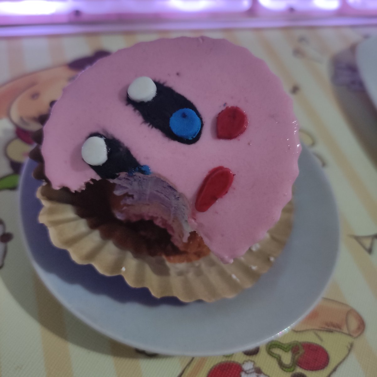 PinkaitoMatsuno's tweet photo. Si... ya me gradue y todo de vtuber prometi no volver a usar esta cuenta, pero queria mostrarles como me como un kirby muerto dkfjsghk okno ... no se ...  *se va* https://t.co/KOF1E4wRoD