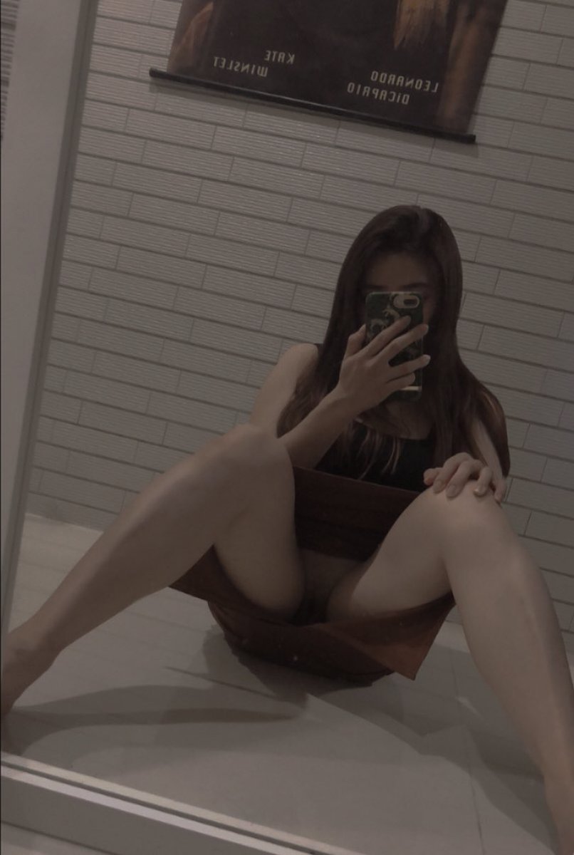 高中的時候穿裙子一定要穿安全褲

大學的時候只穿丁字褲想讓人看見小丁的痕跡😜

現在都不穿內褲了覺得好涼好舒服(◐‿◑)

出去逛街有人盯著我都希望被發現🫣 https://t.co/GtCPDlsEOI