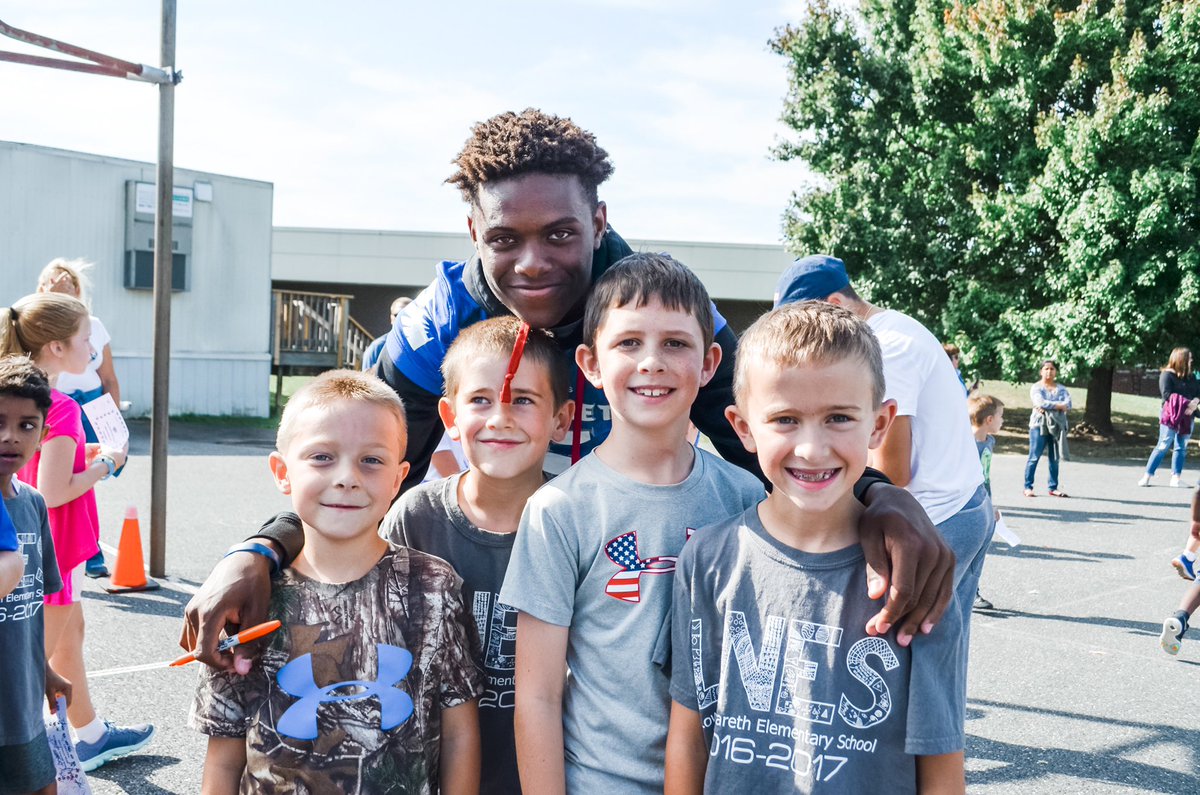tsoup99's tweet photo. Congrats to the newest member of the Washington Commanders @JahanDotson. TBT before he was famous hanging out with the boys at the LNES Fitness Walk. #NazarethProud https://t.co/Hgbndx17NV