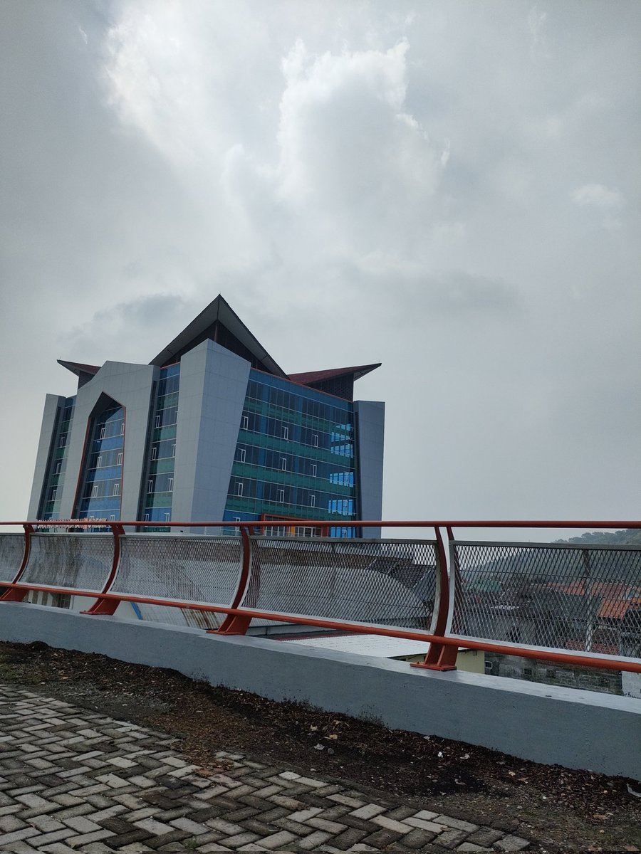 GarwonemojanG's tweet photo. @muhammadiyah selalu membangun, negeri. Di kota sunan Giri sekolah2 Muhammadiyah bersama sama masyarakat tetep memajukan mencerdaskan bangsa dan negara  "gedung baru SMA Muhammadiyah Gresik" @JatimPemprov @nadiemmakarim @NahdatulUlama1 @Kemenag_RI @YaqutCQoumas https://t.co/fYFoh5MKWI