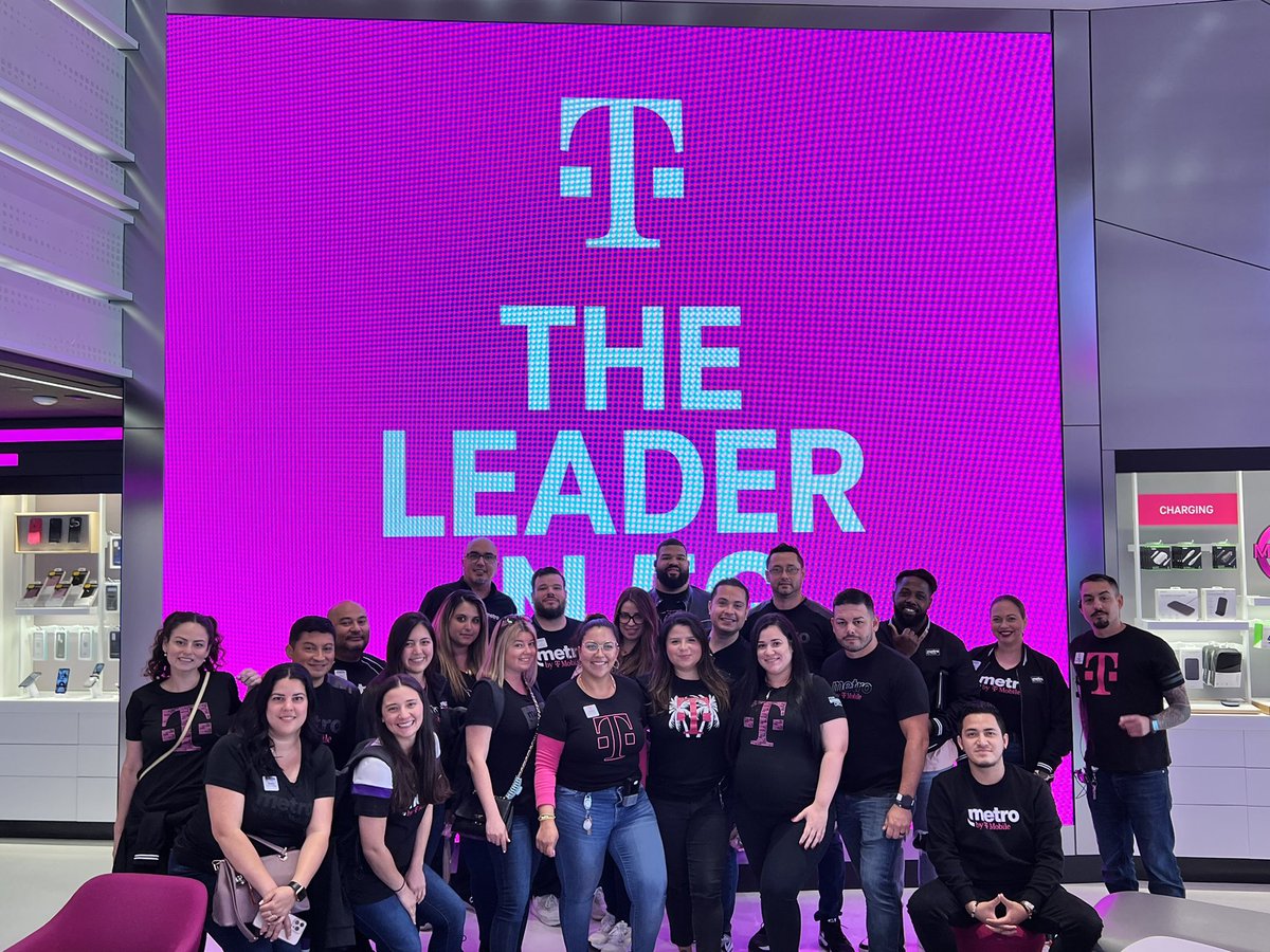 A group of amazing leaders working together, to win together! Today we hosted a development class for our Metro family. <a href="/MariCalcano/">Mariangela Calcaño</a> <a href="/RaskinKatya/">Katya Raskin</a> ❤️ your dedication &amp; passion to support and guide your team 

Shoutout to my team for working together to get this done. #WeWontStop