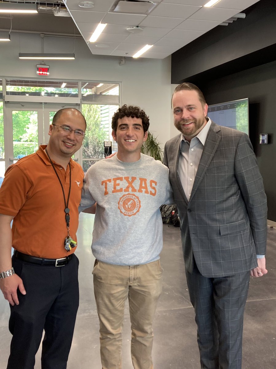 One thing I love about @MVPSchool’s community is that I know that I’m always supported. Can’t thank @jcolley8 and @fengphysics for helping me answer any questions I’ve had about Austin and UT. Looking forward to sharing stories with you this time next year!