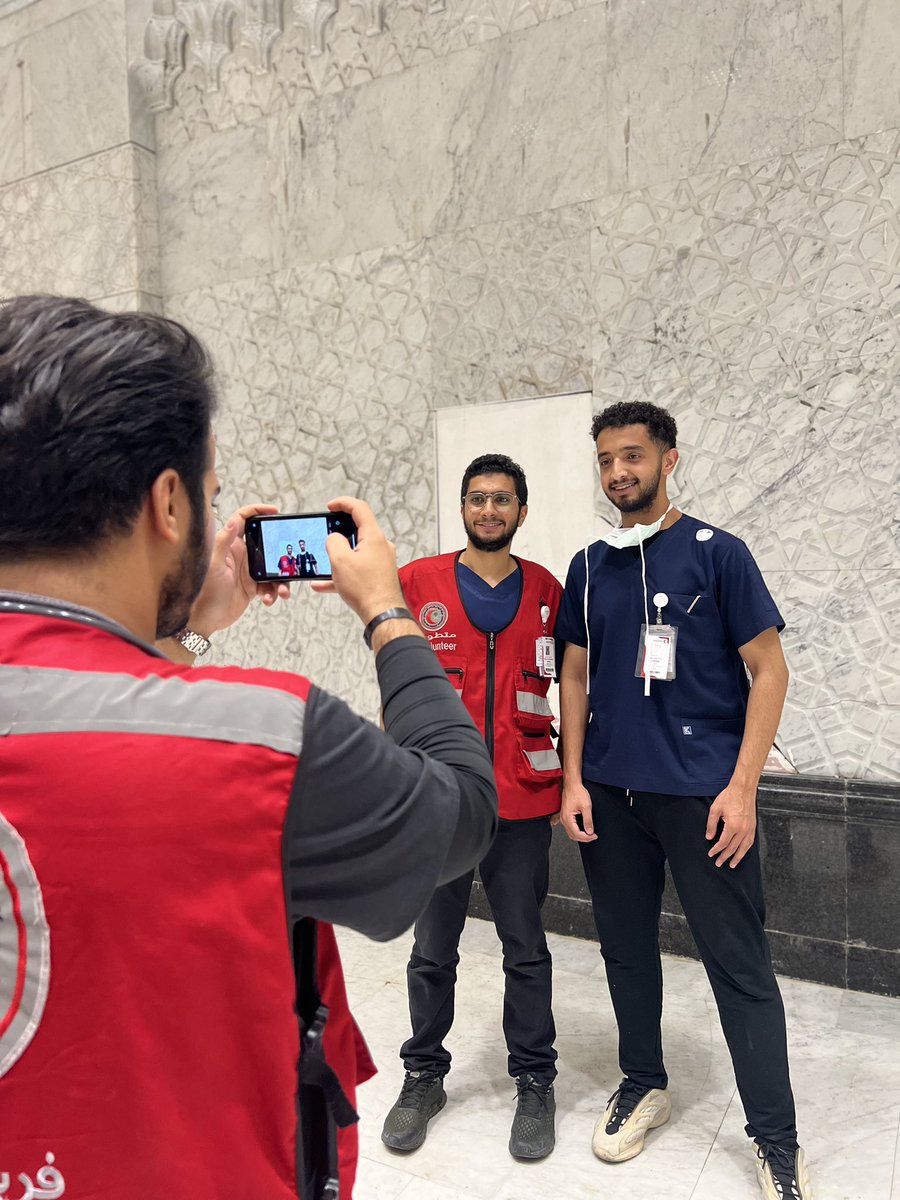 و اخيراً صار عندي اصحاب من الرياض😂🤍 الايام عدت بسرعة امبسطنا فيها كثييرر، تمنيت يقعدو اكثر لكن الجيات اكثر و تشرفت بمعرفتهم كلهم والله وبصير اروح لهم كثير ان شاء الله😂😂