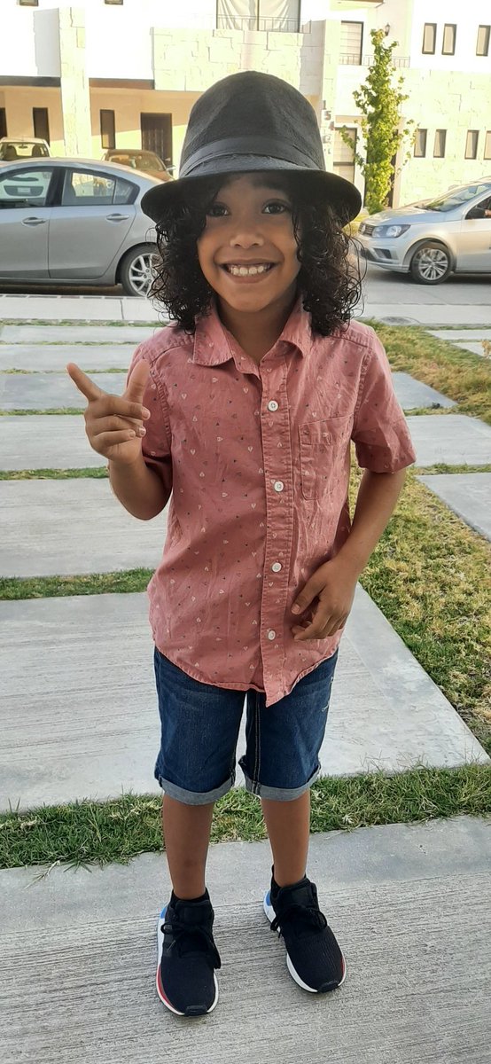 Makstag1's tweet photo. Mi niño decidió hoy contar chistes en el Talent show de su escuela pero tenía que ir disfrazado como el mejor @TeAmoTioRober no es nada personal cojito @cojofeliz 😁😁 https://t.co/Y6vSw8PeHP