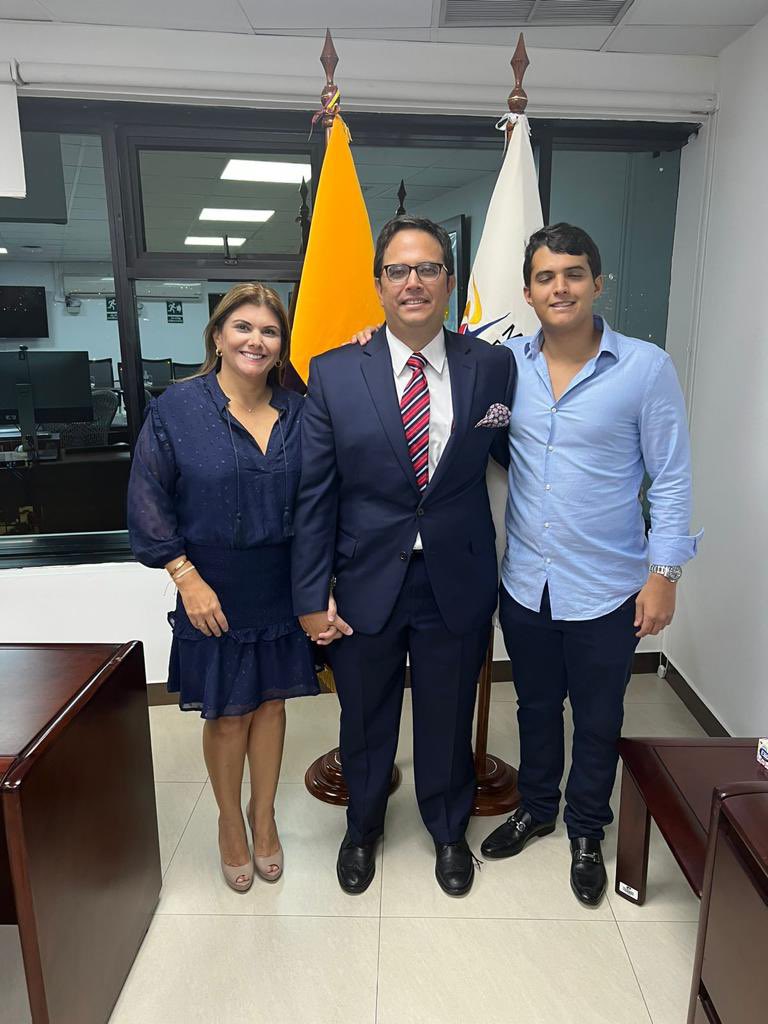XavierVeraG's tweet photo. Señor Presidente @LassoGuillermo agradezco su confianza y reitero mi firme compromiso de trabajar por el país, desde el sector energético y minero.

Trabajaremos incansablemente por los objetivos que su gobierno ha trazado en beneficio de todo el #Ecuador.

@RecNaturalesEC https://t.co/TjSrMwfWr7