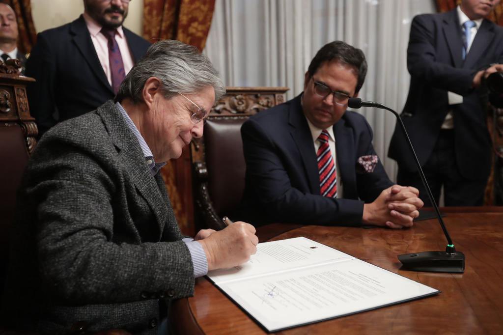 XavierVeraG's tweet photo. Señor Presidente @LassoGuillermo agradezco su confianza y reitero mi firme compromiso de trabajar por el país, desde el sector energético y minero.

Trabajaremos incansablemente por los objetivos que su gobierno ha trazado en beneficio de todo el #Ecuador.

@RecNaturalesEC https://t.co/TjSrMwfWr7