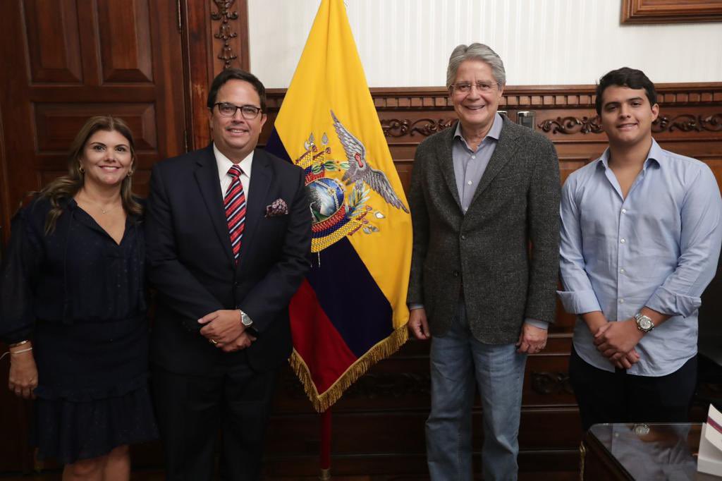 XavierVeraG's tweet photo. Señor Presidente @LassoGuillermo agradezco su confianza y reitero mi firme compromiso de trabajar por el país, desde el sector energético y minero.

Trabajaremos incansablemente por los objetivos que su gobierno ha trazado en beneficio de todo el #Ecuador.

@RecNaturalesEC https://t.co/TjSrMwfWr7