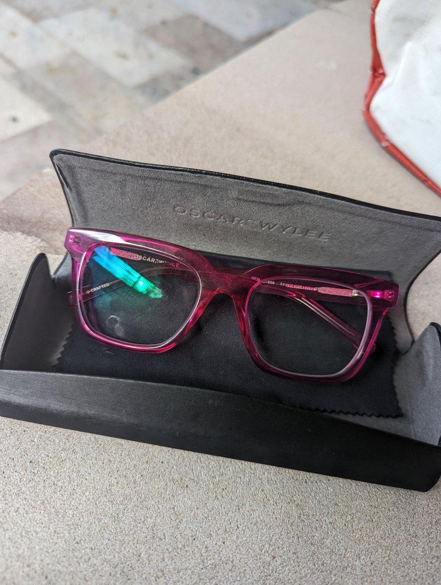 I've been working some hectic hours the past few weeks, and was so dismayed that I'd misplaced my much loved hot pink <a href="/OscarWylee/">Oscar Wylee</a> 👓 at a work function on Tues evening this week. Guess what, some amazing human had returned it to Security at work <a href="/UQ_News/">UQ News</a> and I'm so thrilled 💕