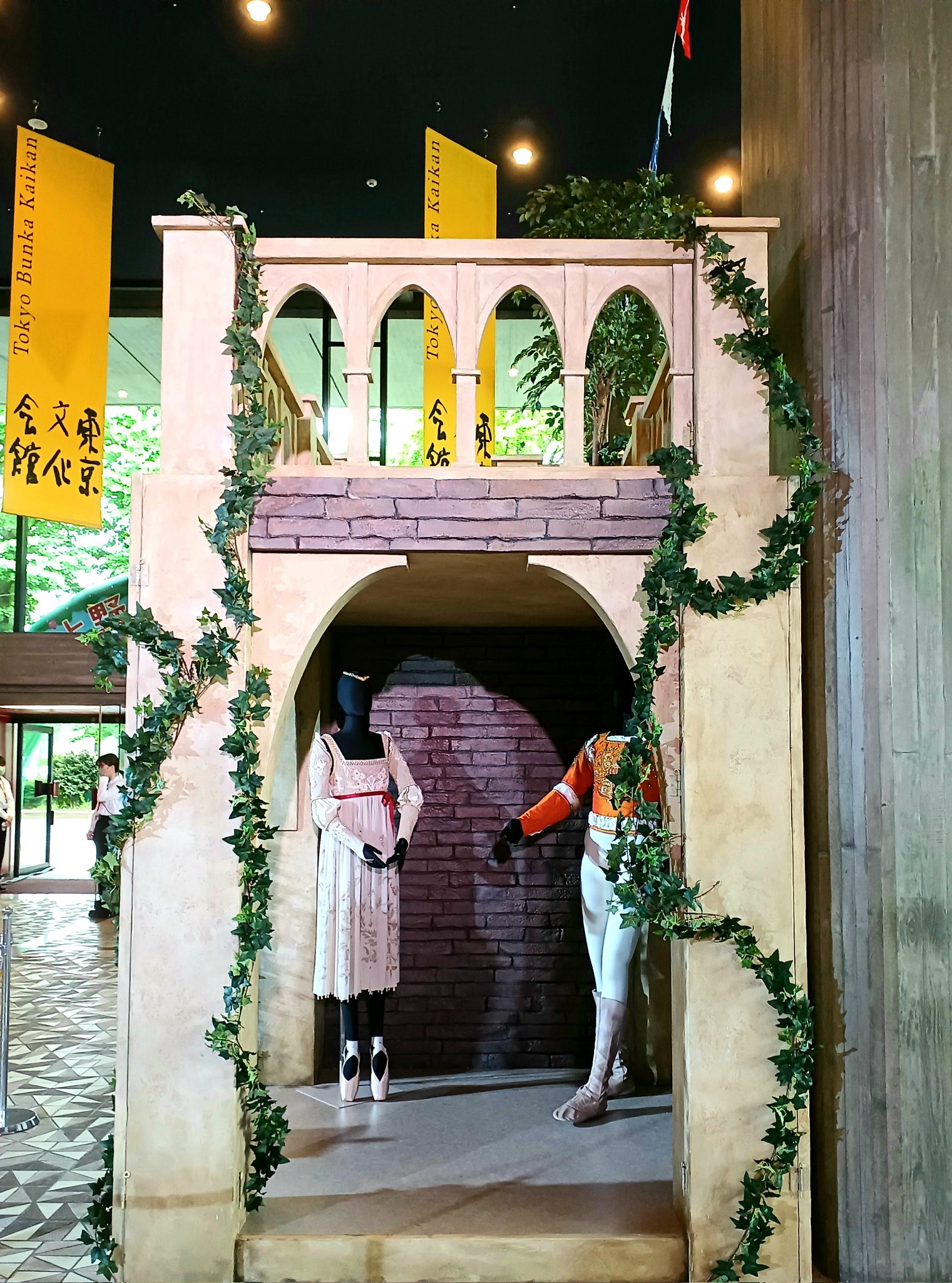 上野の森バレエホリデイ 東京文化会館の大ホールホワイエには ジュリエットのバルコニー が出現 記念撮影をどうぞ 上野の森バレエホリデイ バレエホリデイ22 ロミオとジュリエット T Co L8n66yodms Twitter