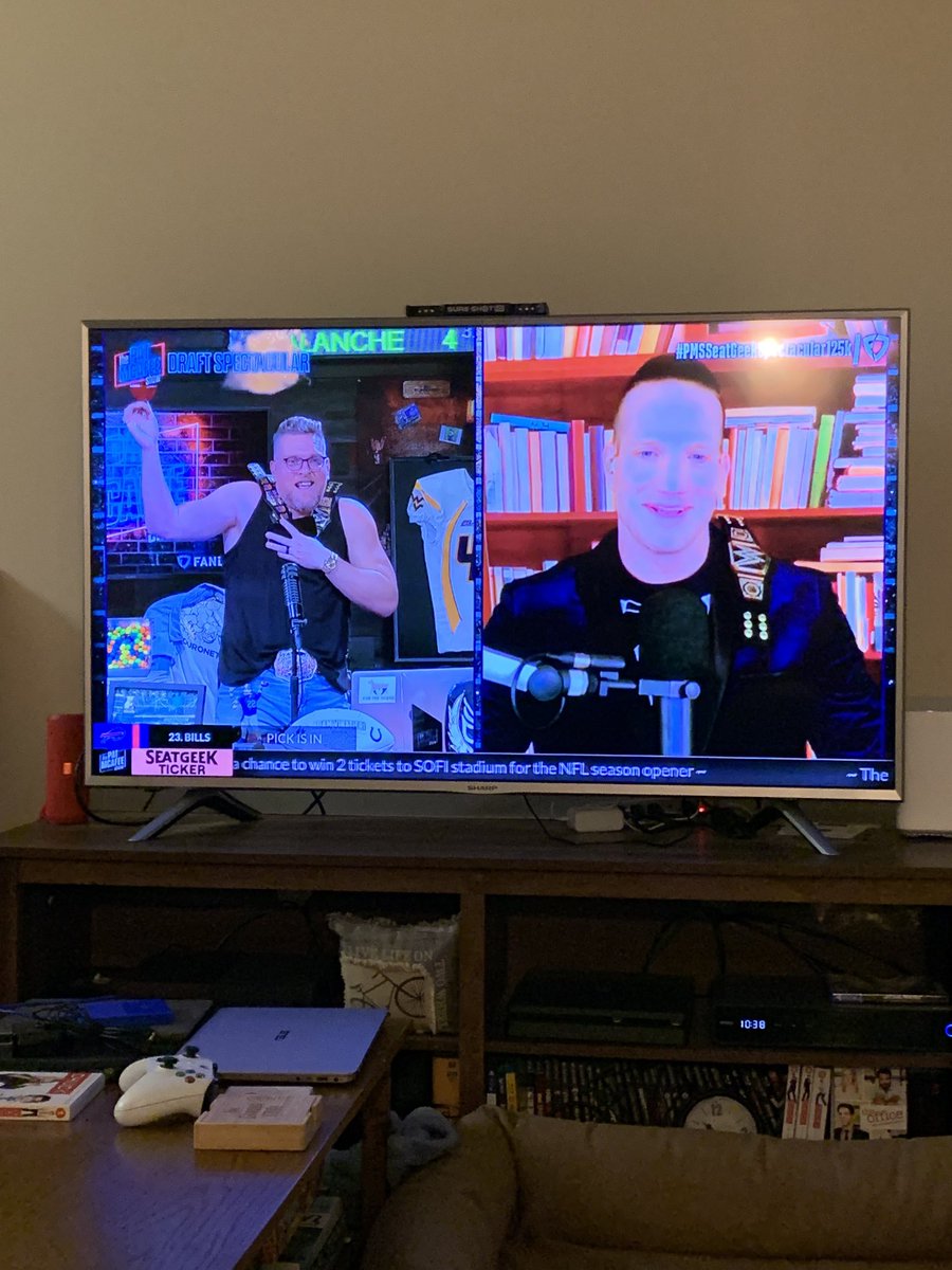 Cstoops216's tweet photo. #PMSSeatGeekSpectacular125K ⁦@OfficialAJHawk⁩ looks like a kid in a candy shop https://t.co/usQnlqoV3i