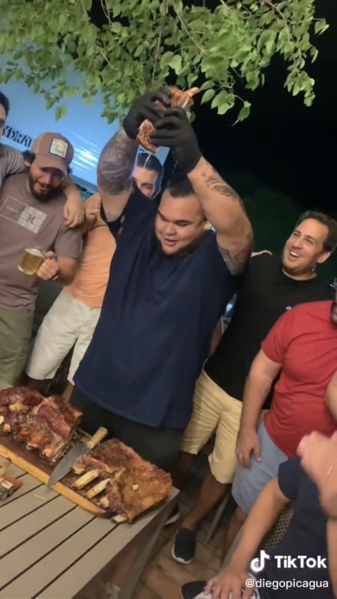 la verdadera pregunta es ¿quién come la costilla que okuaru, el o los que salen en sus videos?