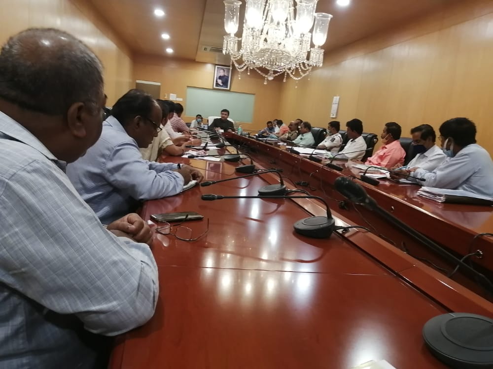 SEPSZGHMC's tweet photo. @ktr 
@asadowaisi 
@imAkbarOwaisi 
@arvindkumar_ias
@GHMCOnline 
@srumandla63 
@CEProjectsGHMC 
Y' day Hon'le MLA Chandrayangutta Sri.Akbaroddin owaisi held  meeting on SRDP  Fly over Chandrayangutta&amp; instructed to complete by 15 june22 by closing existing  flyover from 5may22 https://t.co/xDek2YZQIK