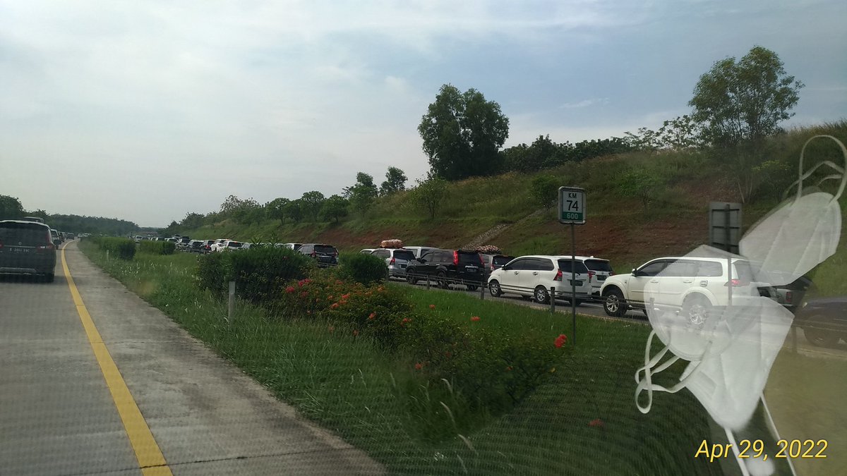 arieeska's tweet photo. @TMCPoldaMetro @NTMCLantasPolri Jalur contraflow di KM 74 Tol Cipali https://t.co/orCcg0DDfv