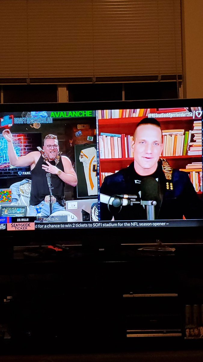 wstarke16's tweet photo. #PMSSeatGeekSpectacular125k
@OfficialAJHawk  with the matching suit with Tone. The jawline looking good guy.

Cashtag: Hacavic32 https://t.co/LY93SQpKDh