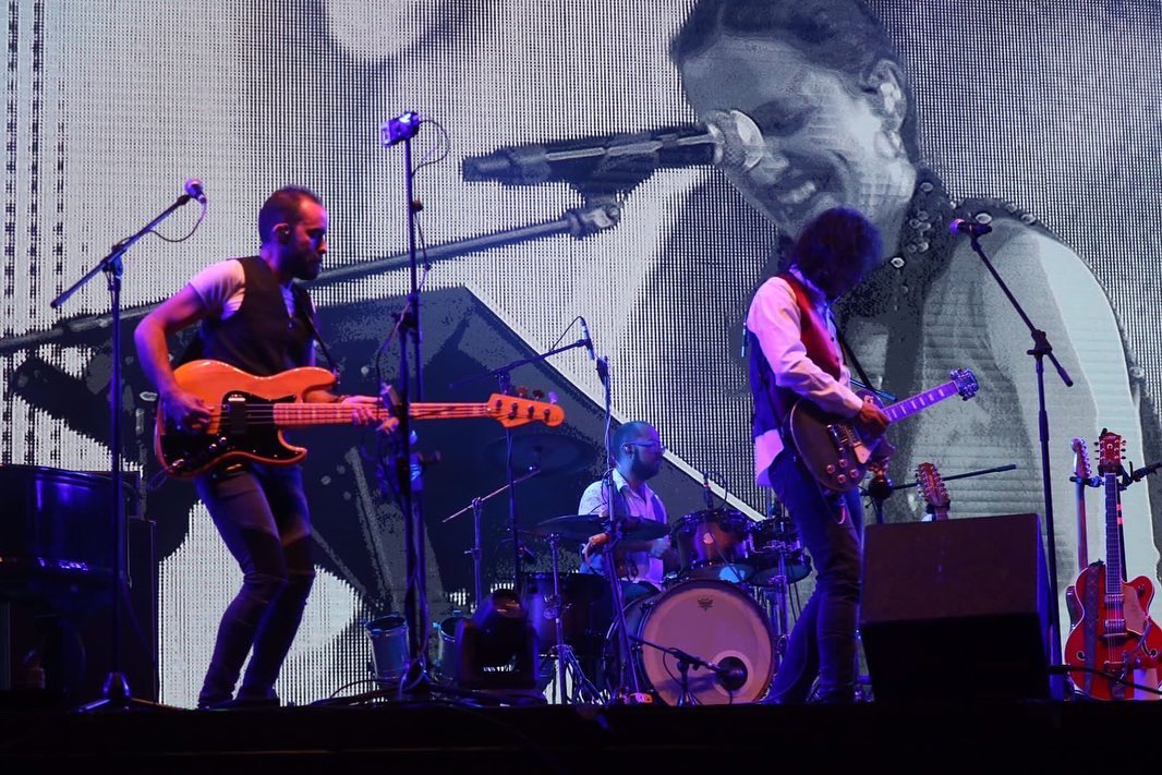 Classicstone's tweet photo. Hermoso recuerdo del TRIBUTO A THE BEATLES que presentamos el año pasado en la #PlazaJaguara🐆 del #ParqueJaimeDuque🏰
¡Así de felices nos ponemos cuando hacemos lo que nos gusta!💖
Hoy tenemos muchas razones para sonreír porque estamos preparando nuevos shows llenos de magia.✨ https://t.co/Brvr2JUpkZ