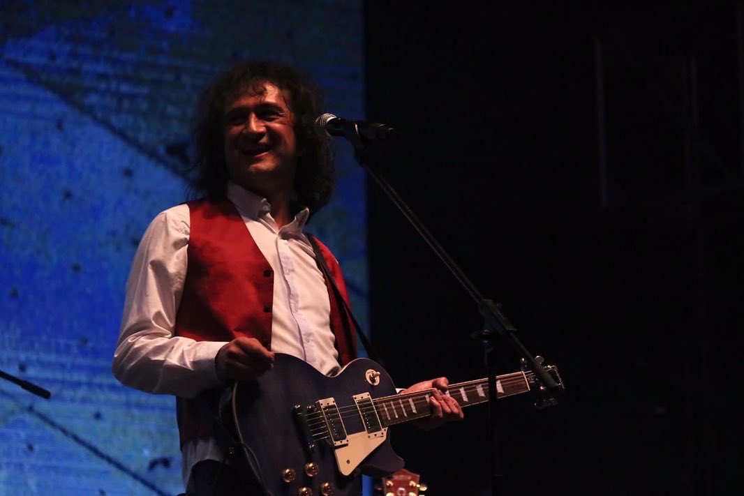 Classicstone's tweet photo. Hermoso recuerdo del TRIBUTO A THE BEATLES que presentamos el año pasado en la #PlazaJaguara🐆 del #ParqueJaimeDuque🏰
¡Así de felices nos ponemos cuando hacemos lo que nos gusta!💖
Hoy tenemos muchas razones para sonreír porque estamos preparando nuevos shows llenos de magia.✨ https://t.co/Brvr2JUpkZ
