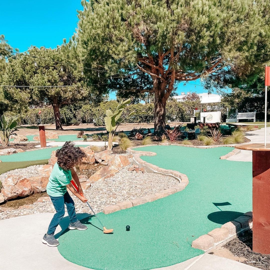 ¡Deporte para todos! Diviértete en familia en el nuevo mini campo de Golf en San Diego, @tappersgolf de The Loma Club ¡Este lugar es el hogar de dos campos únicos donde puedes comer deliciosos platos y cócteles artesanales mientras das tu mejor putt! 

📷:krstnshea