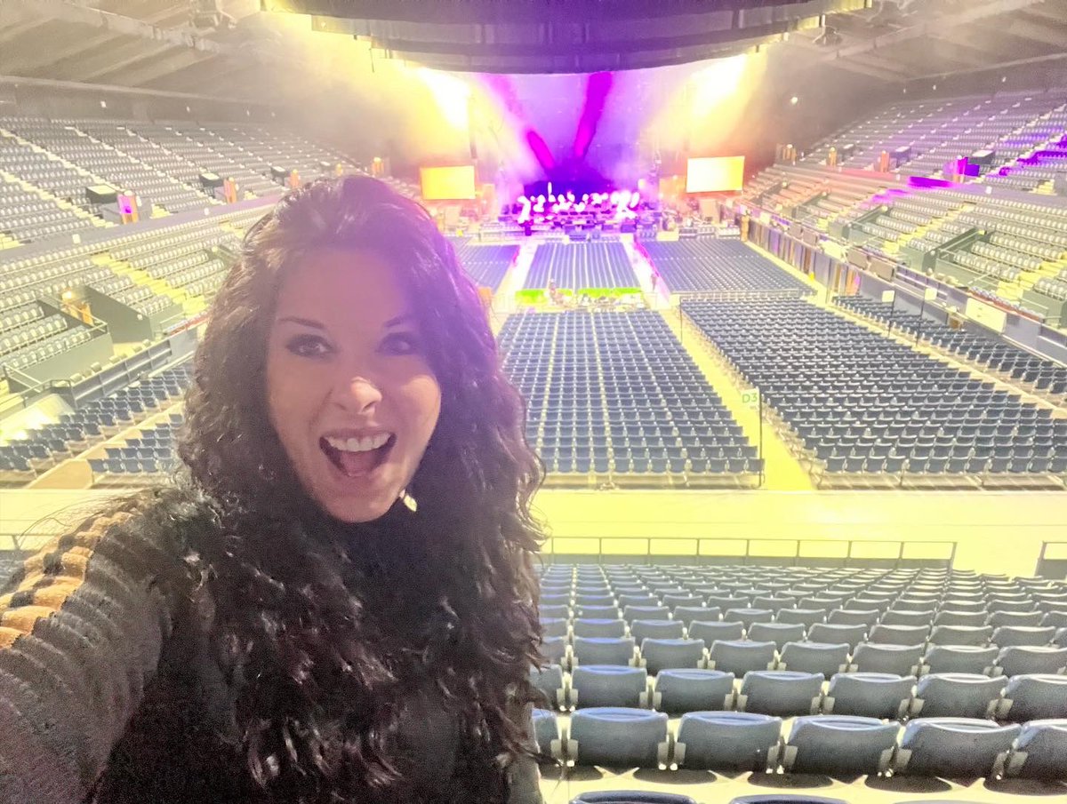 tamsinjessica's tweet photo. I called a show at wembley arena and now I can die #BigThankYouTour 💙 #showcaller THANK YOU https://t.co/SAehDGU1Bl