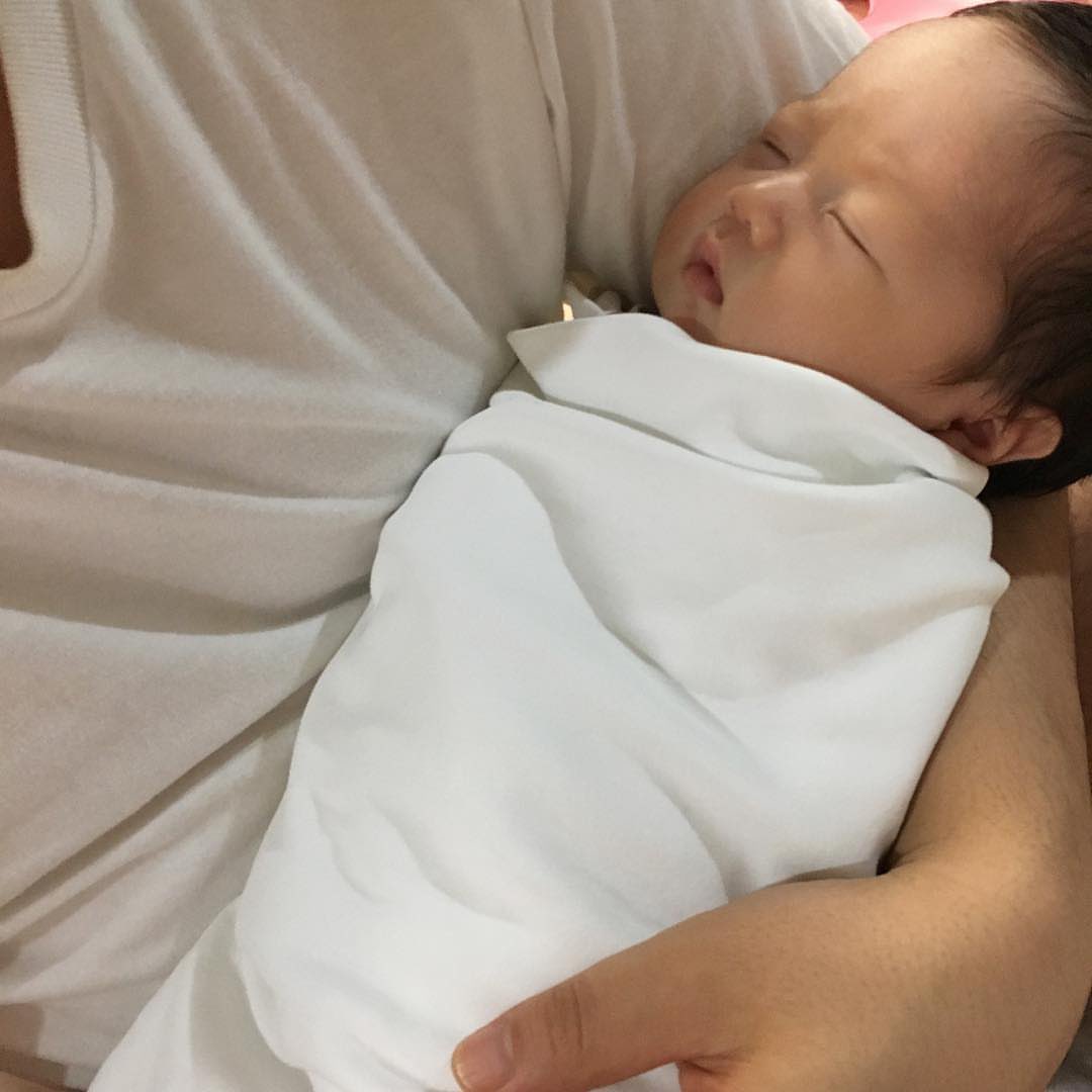 NOVALUNOSlS's tweet photo. ️️
 ️️
 ️️
 ️️
Baby Nessa is sleeping in daddy's embrace after having her breakfast.
 ️️
 ️️
 ️️
 ️️ https://t.co/8mVfI13ZqU
