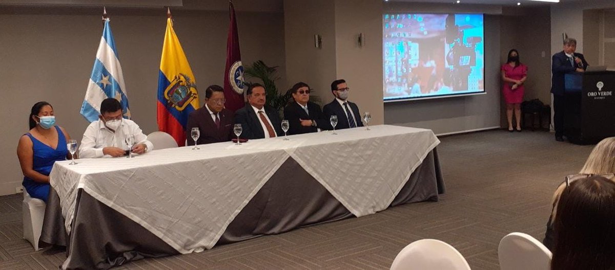 #Guayaquil | Se llevó a cabo la clausura del Diplomado de Enfermedades Huérfanas y Raras, la cual contó con la presencia de los presidentes de la @FME_Ec y <a href="/CMGuayas/">CMG</a>, <a href="/WilsonTenorioM/">WilsonTenorio</a> y #JorgeBucarám, respectivamente.

#SomosFME